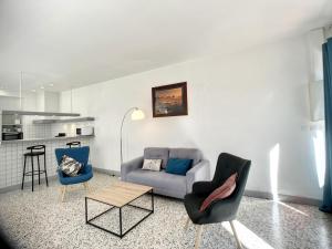 salon z kanapą i 2 krzesłami w obiekcie Appartement F3 avec Terrasse, Proche Centre et Thermes, Animaux Acceptés - Lamalou-les-Bains - FR-1-451-174 w mieście Lamalou-les-Bains +17 zdjęć