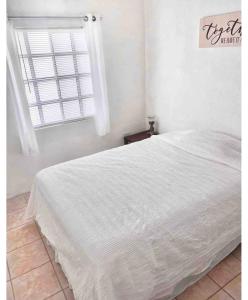 雷諾沙的住宿－Departamento familiar Sweet Home，卧室配有白色的床和窗户。