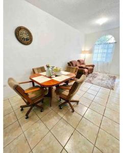 salon z drewnianym stołem i krzesłami w obiekcie Departamento familiar Sweet Home w mieście Reynosa