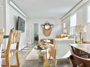 - un salon doté d'un mobilier blanc et d'une table dans l'établissement Luxury 4 bedroom 2 bath Lake Views, à Marlborough