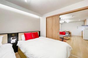 1 Schlafzimmer mit 2 Betten und roten Kissen in der Unterkunft SEED Tanimachi 6-chome in Osaka