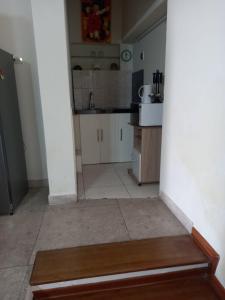 Zimmer mit einer Küche mit Arbeitsplatte in der Unterkunft Departamento en Pueblo Libre in Lima