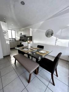 a dining room with a table and chairs in a kitchen at Casa completa en condominio privado con alberca in Miranda