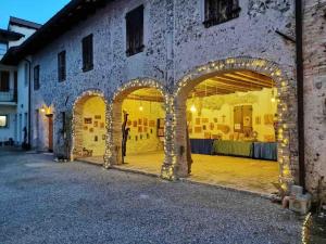 een gebouw met drie bogen en een persoon in de deuropening bij Court of Artist Friuli in Sedegliano