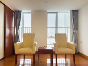 Ruang duduk di Guangzhou Zhicheng Leader Tour International Apartment-The Legend Building-FREE SHUTTLE BUS FOR CANTON FAIR-1mins to Line5 STN