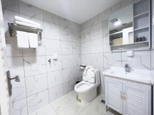 Bilik mandi di Guangzhou Zhicheng Leader Tour International Apartment-The Legend Building-FREE SHUTTLE BUS FOR CANTON FAIR-1mins to Line5 STN