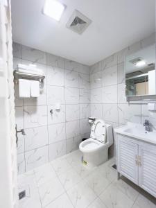 Bilik mandi di Guangzhou Zhicheng Leader Tour International Apartment-The Legend Building-FREE SHUTTLE BUS FOR CANTON FAIR-1mins to Line5 STN