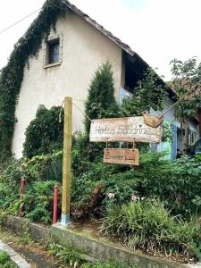 Ein Haus mit einem Schild, auf dem ein Thanksgiving-Opfer steht. in der Unterkunft Bett im Heu auf Bauernhof Gemeinschaftsbad Schlafsäcke in Hausbreitenbach