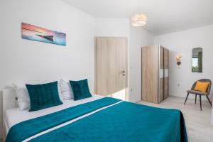 - une chambre avec un grand lit et une couverture bleue dans l'établissement Apartment Kraljevica 17589b, à Kraljevica