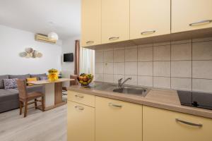 Il comprend une cuisine avec un évier et un salon. dans l'établissement Apartment Kraljevica 17589b, à Kraljevica