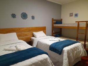 ブラガンサ・パウリスタにあるPousada Bem te viのベッドルーム1室(ベッド2台、二段ベッド1組付)
