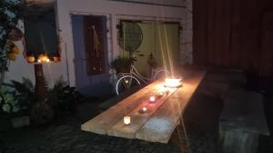 eine Holzbank mit Kerzen darauf vor einer Tür in der Unterkunft Bett im Heu auf Bauernhof Gemeinschaftsbad Schlafsäcke in Hausbreitenbach