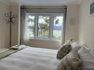 Postel nebo postele na pokoji v ubytování Anchorage Waterfront Retreat