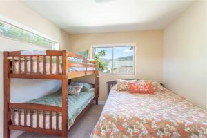 ペンティクトンにあるOrchard & Vines Villa Pentictonの小さなベッドルーム(二段ベッド1組、二段ベッド1組付)