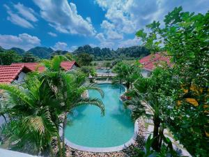 een uitzicht over een zwembad in een resort bij Lagom Ninh Bình Homestay in Ninh Binh