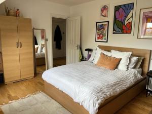 ロンドンにある2 bedroom top floor flat, West Dulwich FREE STREET PARKINGのベッドルーム(大型ベッド1台、ドレッサー付)