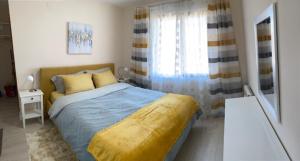 a bedroom with a large bed and a window at 2 bed 2 bath, 4 min walk to slope, Predela2, Bansko in Bansko