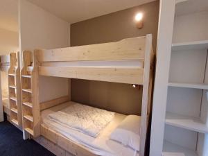 - deux lits superposés dans une chambre dans l'établissement Studio Gourette, 1 pièce, 6 personnes - FR-1-400-121, à Eaux-Bonnes