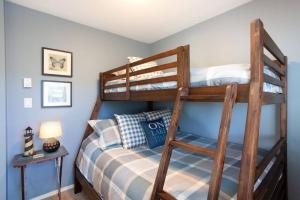 a bedroom with two bunk beds in a room at Sunshine & Sand Villa near Beach in Penticton