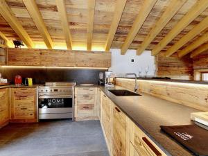 Nhà bếp/bếp nhỏ tại Chalet de luxe avec piscine, spa et garage - 6 ch, 10 pers - Courchevel 1550 - FR-1-575-193 +11 ảnh