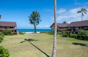 Elle offre une vue sur une maison et l'océan. dans l'établissement Hanalei Colony Resort C4, à Hanalei