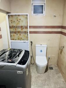 Elle comprend une petite salle de bains pourvue de toilettes et d'une fenêtre. dans l'établissement Iconic Villa, à Ahangama