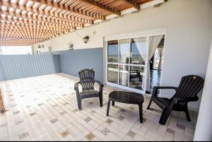 a room with two chairs and a table and a window at La vie en rose in San Bernardo