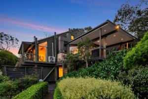 una casa moderna con muchas ventanas en Parvatii-Perfect Adelaide Escape-15 mins to City & Wineries, en Glenunga