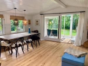 sala de estar con mesa de comedor y sillas en Holiday home Hornbæk II, en Hornbæk