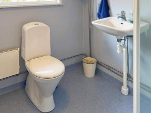 Un baño de 4 star holiday home in SÖLVESBORG-By Traum