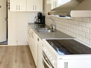 Una cocina o cocineta en 4 star holiday home in SÖLVESBORG-By Traum