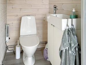 een badkamer met een wit toilet en een wastafel bij Holiday home SÖLVESBORG XIII in Sölvesborg