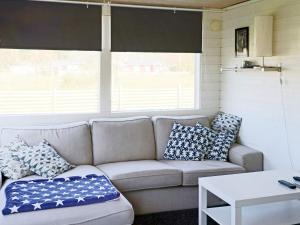 ein Sofa im Wohnzimmer mit Kissen drauf in der Unterkunft Holiday home LAHOLM in Laholm