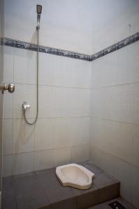 eine Duschkabine mit WC im Bad in der Unterkunft OYO 93186 HKP Homestay in Blitar
