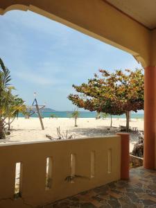 - une vue sur la plage depuis la terrasse couverte d'une maison de plage dans l'établissement Ocean holiday, à Bira