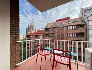2 stoelen en een tafel op een balkon bij Stay U-nique Apartments Gaudi I in Barcelona