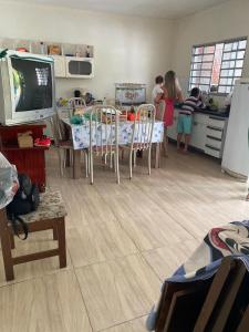 a group of children in a kitchen with a table and chairs at Casa chacara próx Tomorrowland itu in Itu +14 photos