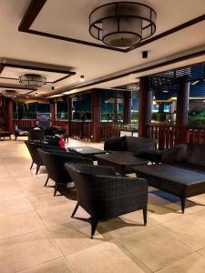un ristorante con tavoli e sedie in un edificio di Aloha Hale One Oasis Cdo a Cagayan de Oro