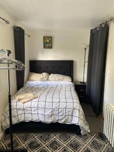 Postel nebo postele na pokoji v ubytování cozzy room with private entrance and drive way