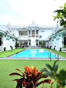 vista para um edifício com piscina em Bianco House Resort em Cha Am