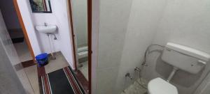 バラナシにあるMahadev Home Stayの小さなバスルーム(トイレ、シンク付)