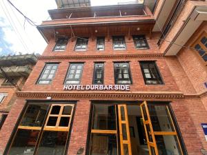 un edificio de ladrillo rojo con un lado diferente del hotel en Hotel Durbar Side, en Bhaktapur