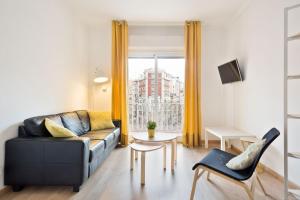 een woonkamer met een bank en een tafel bij Stay U-nique Apartments Gaudi I in Barcelona