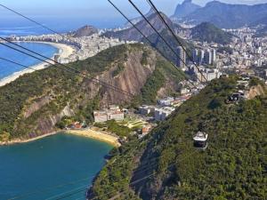 una góndola volando sobre una ciudad y una playa en Rio Festa, en Río de Janeiro