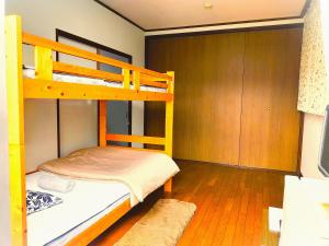 Divstāvu gulta vai divstāvu gultas numurā naktsmītnē HS japan house