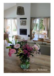 TV a/nebo společenská místnost v ubytování La Cabane Bohème, Maison d'hôtes Bassin d'Arcachon