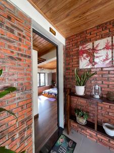 een bakstenen muur met een deur naar een slaapkamer bij Homestay MINH TÚ in Hue