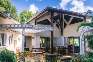 una casa con pérgola en un patio en Tree Lodge Mauritius, en Belle Mare