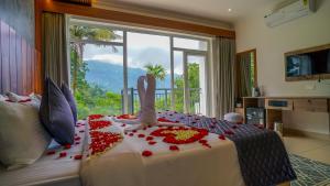 Winter Note Resorts في مونار: غرفة نوم بها سرير كبير وعليه زهور