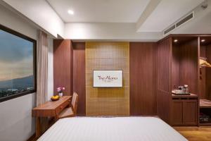 Postel nebo postele na pokoji v ubytování The Alana Hotel Malang
